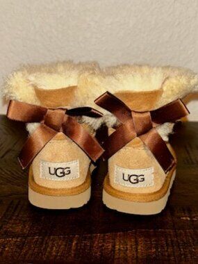 ✨UGG✨Toddler Mini Bailey Bow Boots Chestnut Sheepskin Size 7